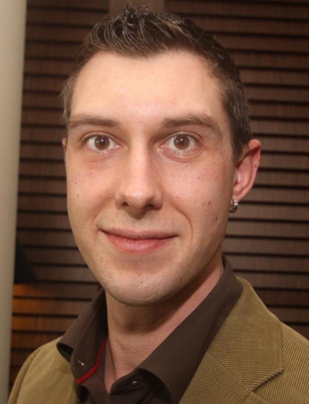 Bernd Szankovich - Burgenland Tourismus (c. burgenland tourismus) Ein Mann mit braunen Augen und Ohrring blickt in die Kamera.