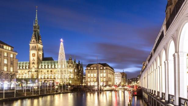 Der Hamburger Rathausmarkt mit Weihnachtsbaum bei Nacht.