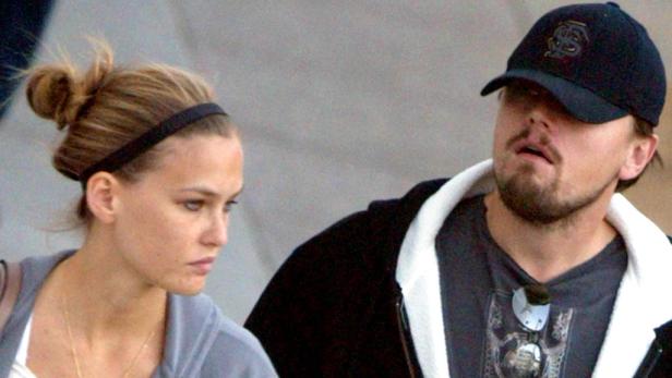 Bar Refaeli turtelt, Leo DiCaprio ist allein