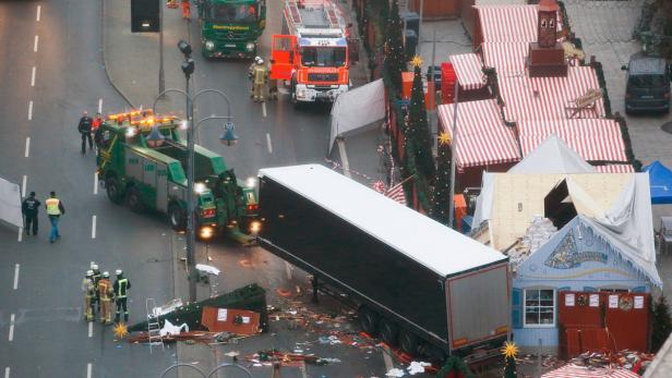 Anschlag in Berlin: Schockstarre, Grablichter und rote Rosen