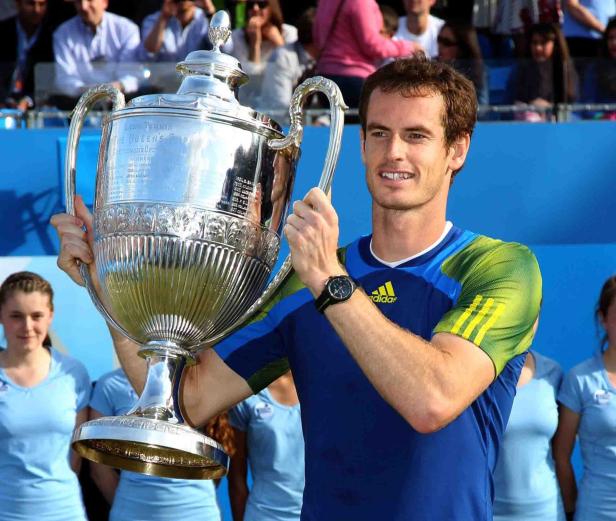 Andy Murray hält die Trophäe des Queen’s Club Championships in den Händen.