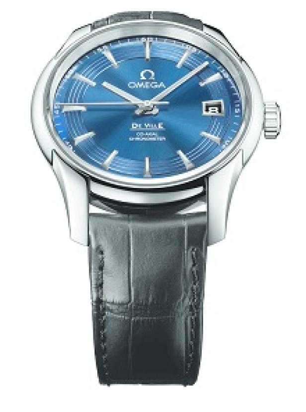 Eine silberne Omega De Ville Uhr mit blauem Zifferblatt und schwarzem Lederarmband.