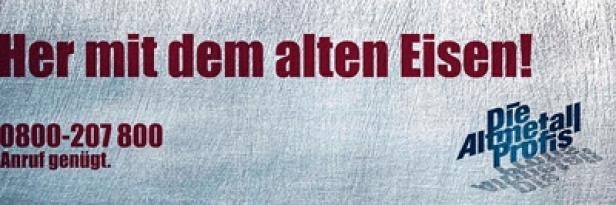 Werbung für „Die Altmetall Profis“ mit dem Slogan „Her mit dem alten Eisen!“ und einer Telefonnummer.