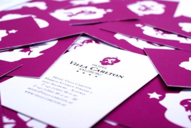 Hotel Villa Carlton - Corporate Design - LOA Design Studio (c: loa) Visitenkarten des Hotel Villa Carlton in Salzburg liegen übereinander.
