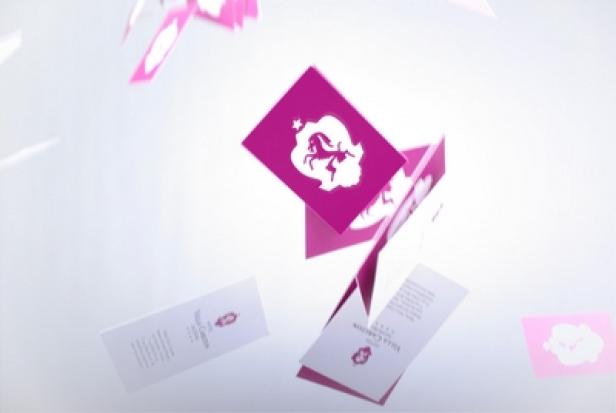 Hotel Villa Carlton - Corporate Design - LOA Design Studio (c: loa) Visitenkarten mit Einhorn-Motiven fallen vor einem weißen Hintergrund.