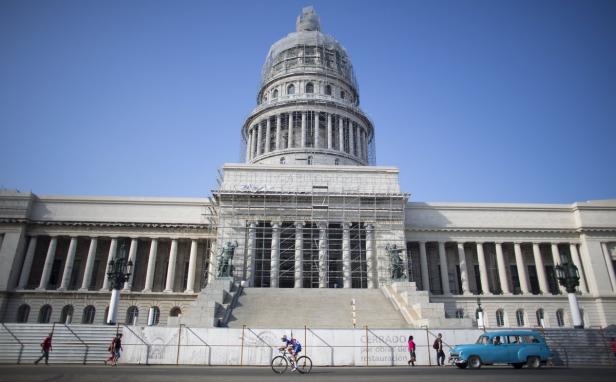 Vor dem Kapitol in Havanna Steirischer Extremsportler will Non-Stop durch Kuba radeln