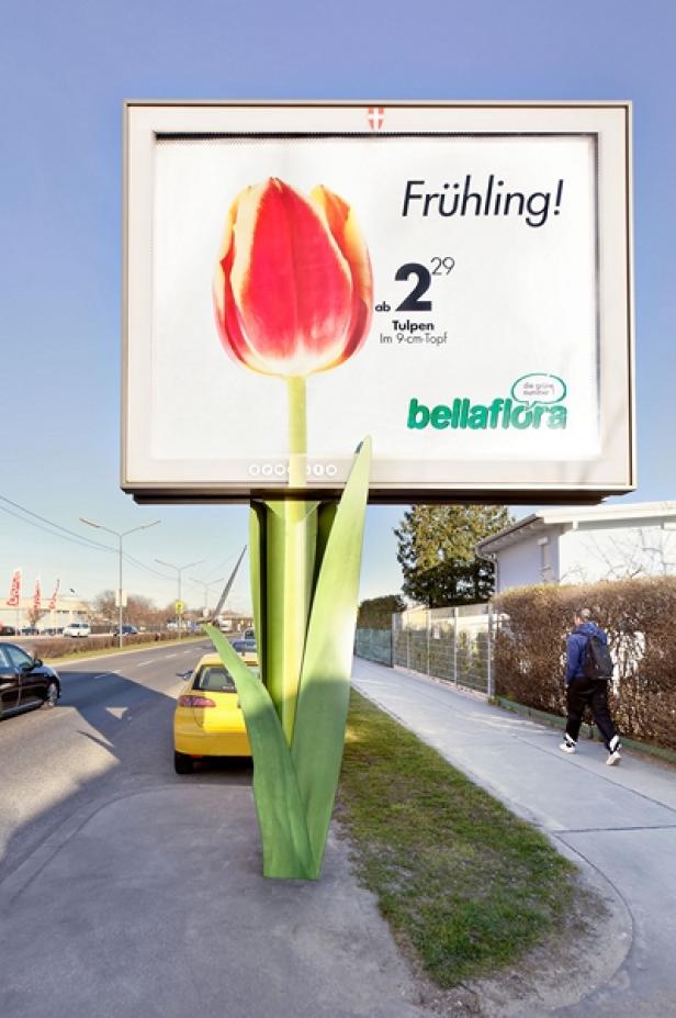 Eine überdimensionale Tulpe dient als Werbetafel für Bellaflora, die den Frühling anpreist.