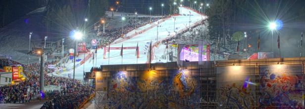 Blick auf den beleuchteten Hang beim Ski-Weltcup in Semmering mit Zuschauern.