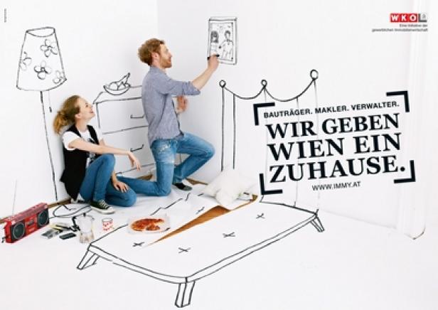 Ein Paar zeichnet Möbel und Dekorationen in ein leeres Zimmer.