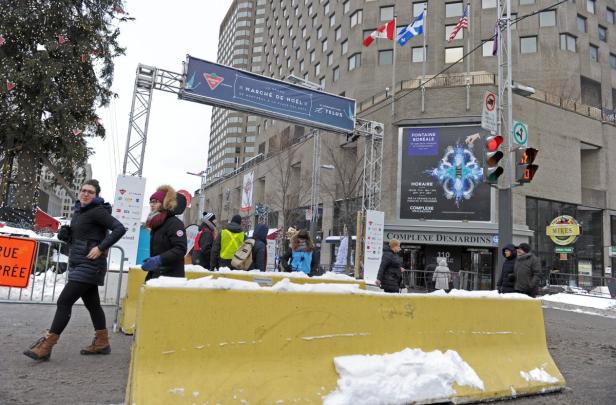 Menschen besuchen den „Le Grand Marché de Noël“ in Montreal.