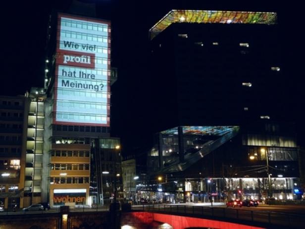 profil - Outdoor-Kampagne - Lowe GGK - movelight Ein Hochhaus in Berlin ist nachts mit der Frage „Wie viel Profi hat Ihre Meinung?“ beleuchtet.