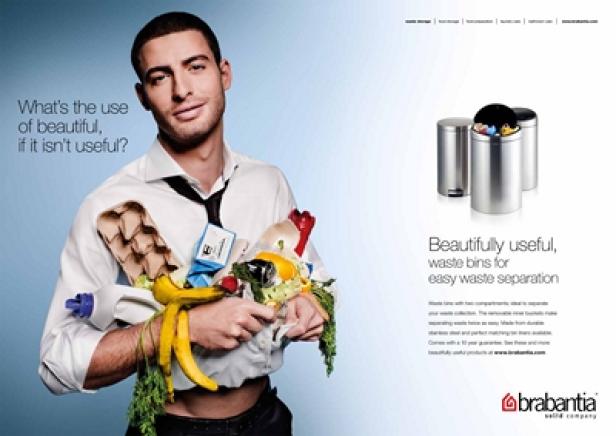 Brabantia - Kampagne Beautifully Useful - Bovil BBD Ein Mann hält eine Ladung Müll in den Armen, Werbung für Mülleimer von Brabantia.