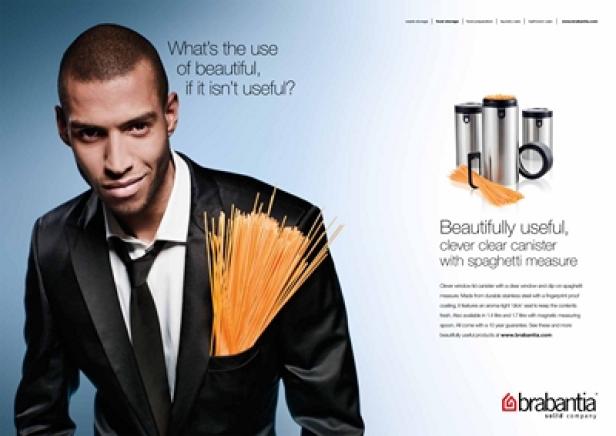 Brabantia - Kampagne Beautifully Useful - Bovil BBD Ein Mann im Anzug mit Spaghetti in der Tasche wirbt für Vorratsdosen von Brabantia.