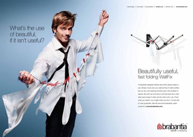 Brabantia - Kampagne Beautifully Useful - Bovil BBD Ein Mann mit Hemd und Krawatte hält eine Wäscheleine mit Wäscheklammern und Stoffstücken.