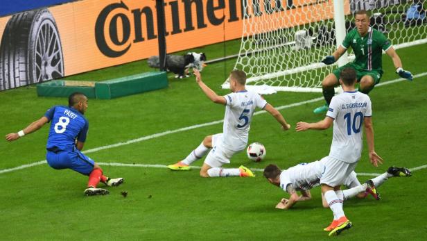 Fußballspieler während eines Spiels der Europameisterschaft.