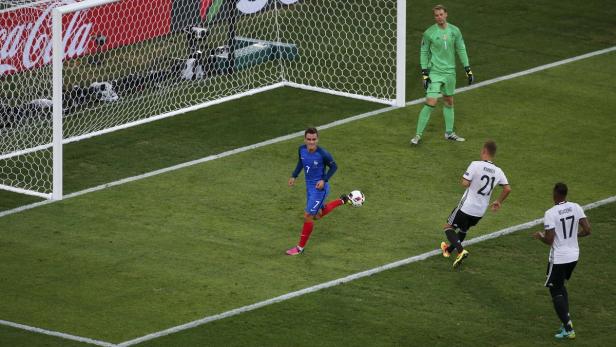 Antoine Griezmann schießt im EM-Spiel gegen Deutschland aufs Tor.