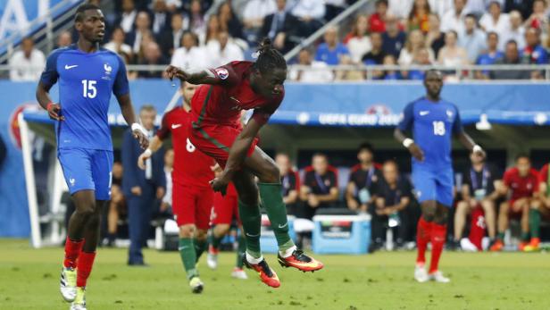 Ein Fußballspieler Portugals springt während eines Spiels in der Luft.
