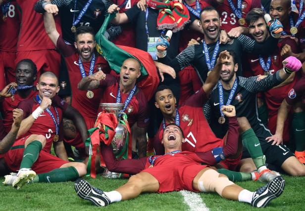 Die portugiesische Fußballnationalmannschaft feiert mit der Trophäe den Gewinn der Europameisterschaft 2016.