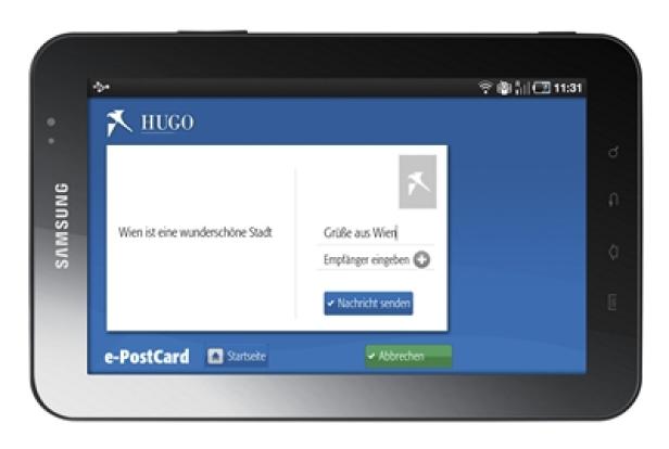 Ein Tablet zeigt die e-Postcard App mit dem Text „Wien ist eine wunderschöne Stadt“.