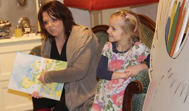 Eine Frau zeigt einem kleinen Mädchen eine Karte von Europa.