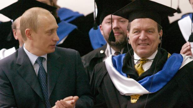 Wladimir Putin und Gerhard Schröder bei einer akademischen Feier.