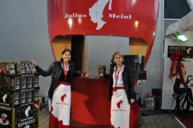 Zwei Frauen stehen an einem Stand von Julius Meinl Kaffee.