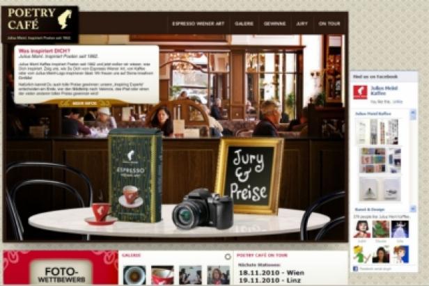 Ein Tisch in einem Café mit einer Kaffeetasse, einer Kaffeepackung, einer Kamera und einer Tafel mit der Aufschrift „Jury & Preise“.