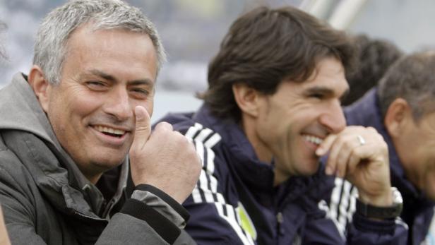 José Mourinho lächelt und zeigt den Daumen nach oben, während er auf der Bank sitzt.
