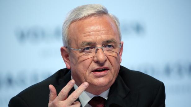 Ein Mann mit Brille gestikuliert während einer Rede.