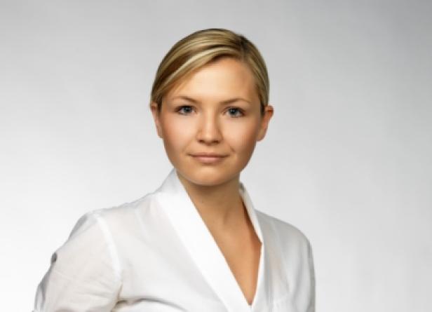 Christine Dunai, neue Unternehmens- und Mediensprecherin Pfizer Austria (c: pfizer/wilke) Porträt einer jungen Frau mit blonden Haaren und einem weißen Hemd.
