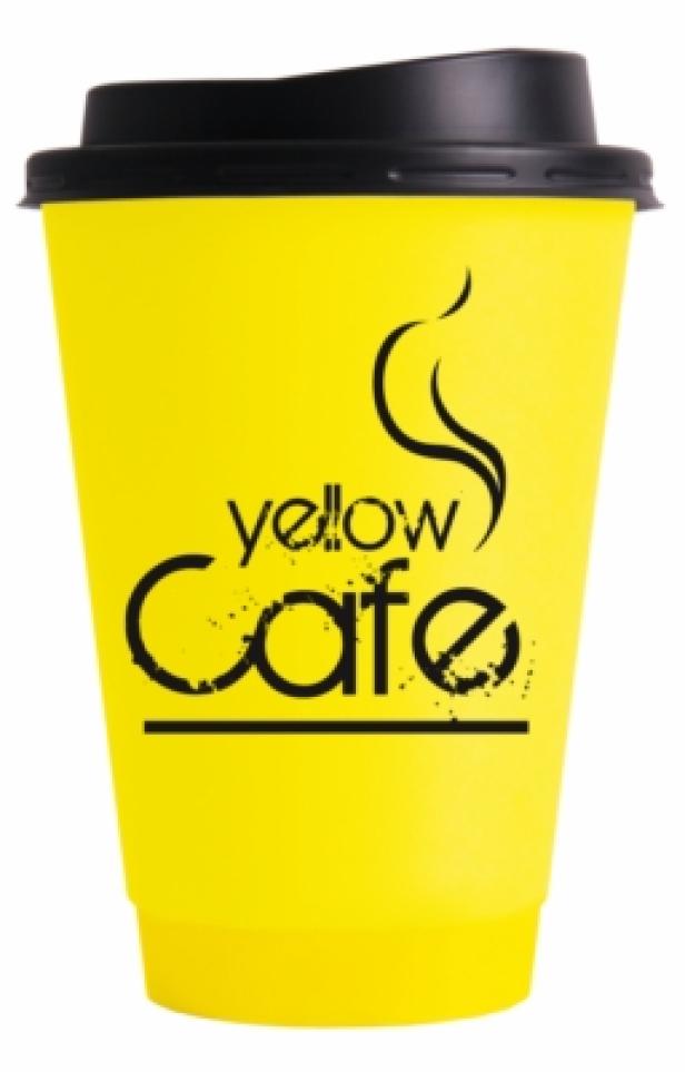 Ein gelber Kaffeebecher mit schwarzem Deckel und dem Aufdruck „Yellow Cafe“.