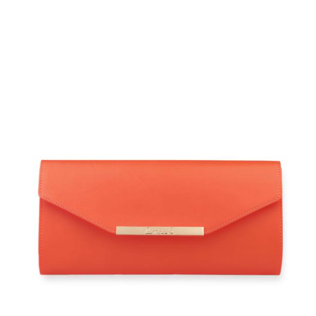 … Eine orangefarbene Clutch mit einem goldenen Verschluss liegt auf einem weißen Hintergrund.