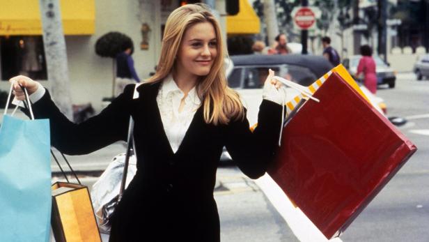 Alicia Silverstone als Cher Horowitz mit Einkaufstüten in „Clueless“.