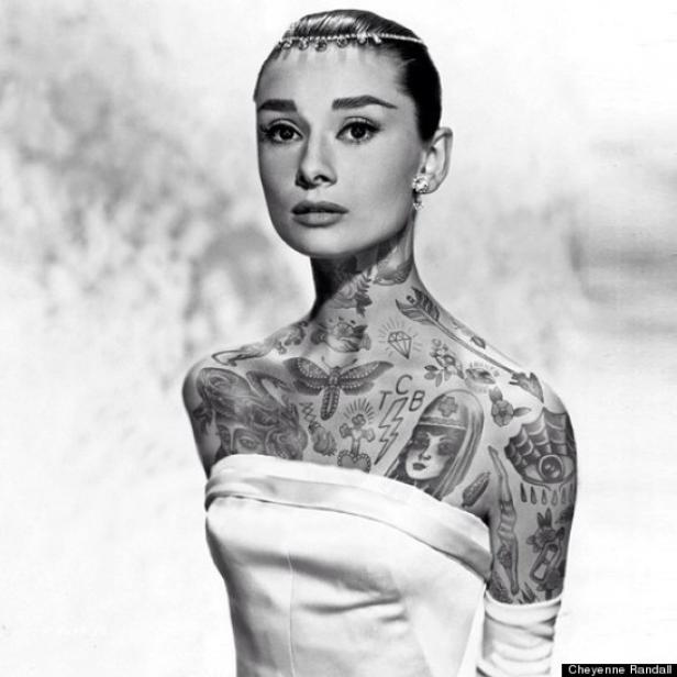 Audrey Hepburn mit zahlreichen Tätowierungen auf Hals und Oberkörper.
