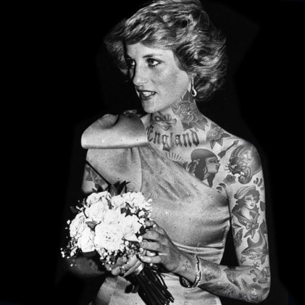 Eine schwarz-weiße Fotografie von Prinzessin Diana mit Tätowierungen, die einen Blumenstrauß hält.