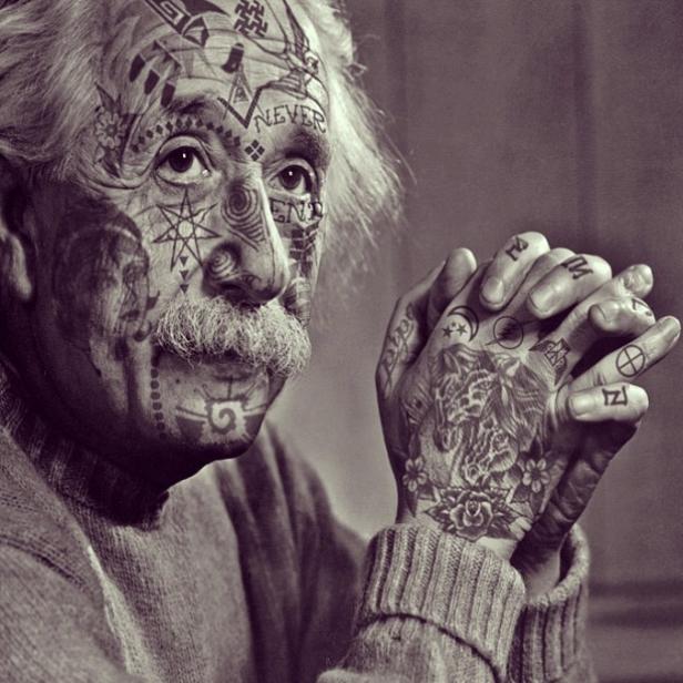 Ein Porträt von Albert Einstein mit Tätowierungen im Gesicht und auf den Händen.