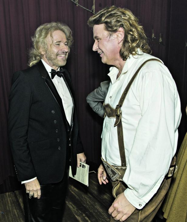 Thomas Gottschalk und ein Mann in Tracht unterhalten sich lächelnd.