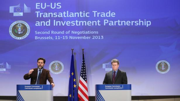 Zwei Männer stehen bei einer Konferenz zum Thema „Transatlantische Handels- und Investitionspartnerschaft“ in Brüssel.