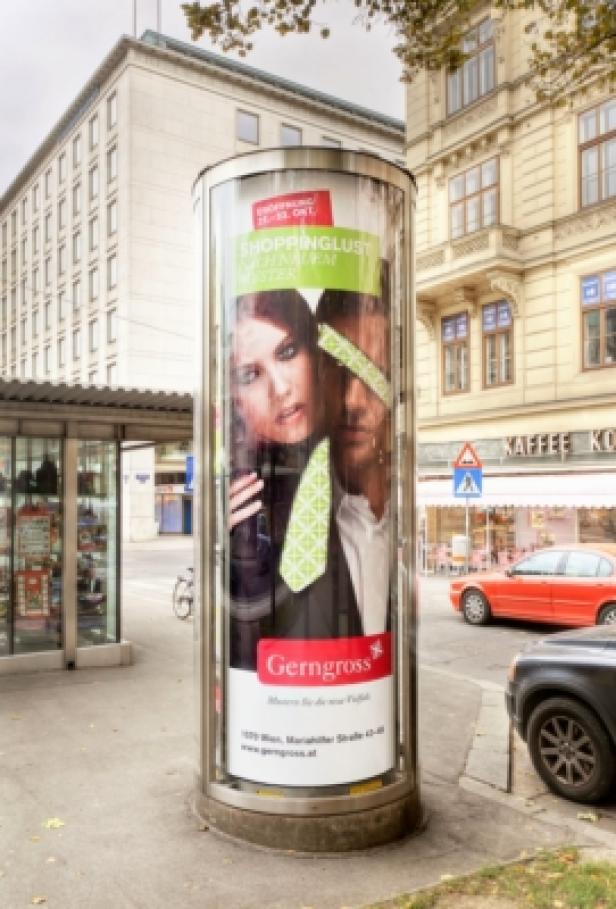 Eine Litfaßsäule mit Werbung für das Kaufhaus Gerngross in Wien.