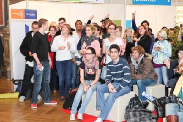 Eine Gruppe junger Leute posiert für ein Foto auf einer Veranstaltung.