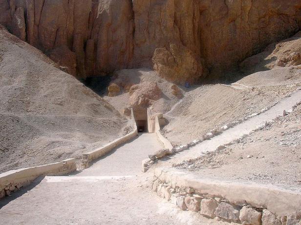 Ein Weg führt zu einem Grabeingang im Tal der Könige in Ägypten.