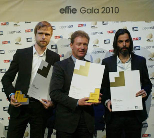 Drei Männer halten Auszeichnungen bei der Effie Gala 2010.