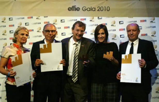 Eine Gruppe von Personen posiert bei der Effie Gala 2010 mit Auszeichnungen.