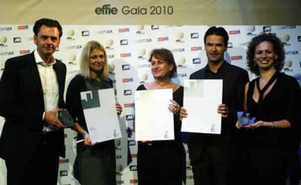 Fünf Personen posieren mit Urkunden und Preisen bei der Effie Gala 2010.