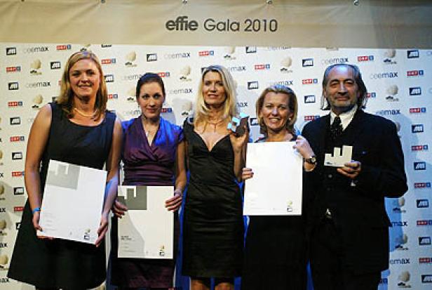 Fünf Personen posieren mit Urkunden und Preisen bei der Effie Gala 2010.