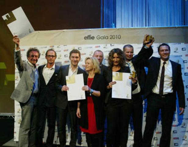 Eine Gruppe von Personen posiert bei der „Effie Gala 2010“ mit Urkunden und Trophäen.