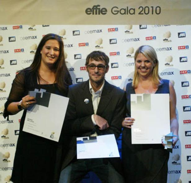 Drei Personen posieren mit Urkunden bei der Effie Gala 2010.