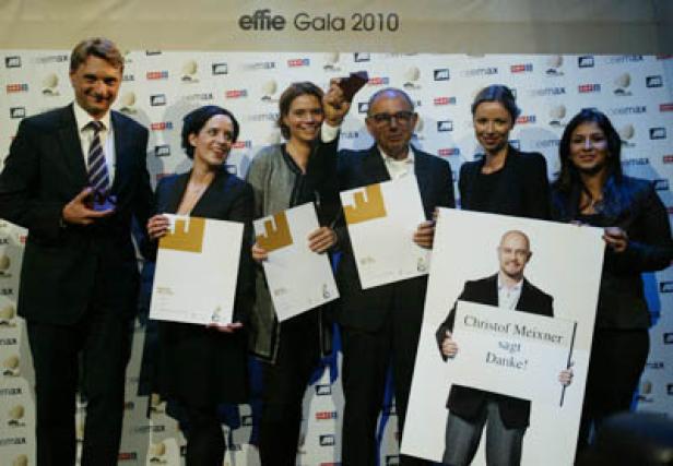 Eine Gruppe von Personen posiert bei der Effie Gala 2010 mit Auszeichnungen und einem Schild von Christof Meixner.