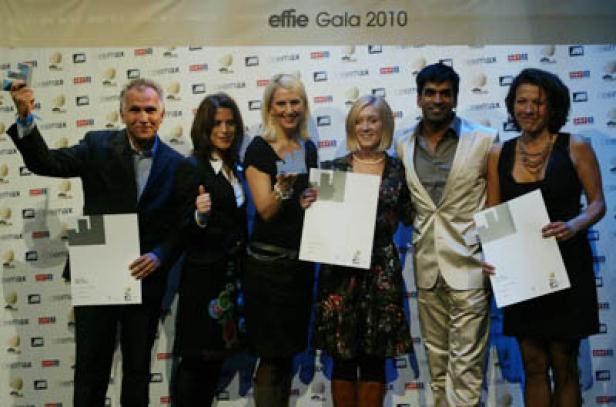 Eine Gruppe von Personen posiert bei der Effie Gala 2010 für ein Foto.