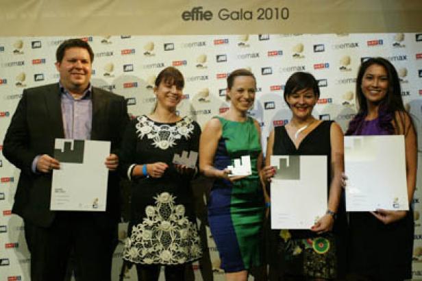 Fünf Personen posieren mit Preisen bei der Effie Gala 2010.
